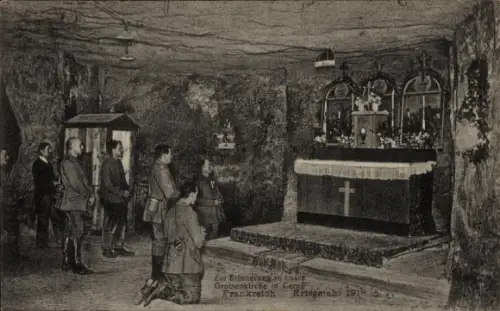 Ak Cerny Essonne, deutsche Soldaten beim Gebet in der Grottenkirche, Kriegsjahr 1918