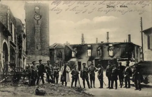 Ak Jarny Meurthe et Moselle, deutsche Soldaten vor der Ruine der Kirche, Kriegszerstörung I. WK