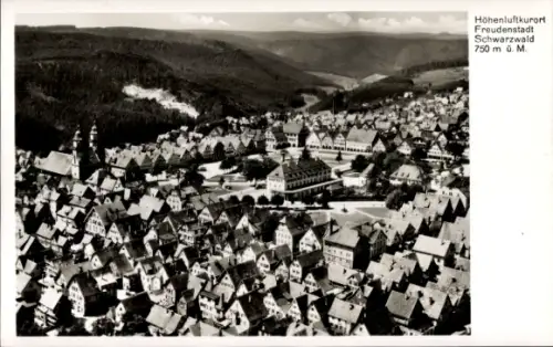 Ak Freudenstadt im Schwarzwald, Luftaufnahme von  Schwarzwald, 750 m ü. M., viele Dächer