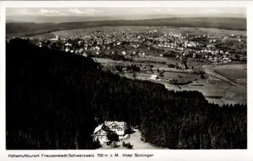 Ak Freudenstadt im Schwarzwald, Luftaufnahme  Schwarzwald, Hotel Stokinger, 750 m ü. M.