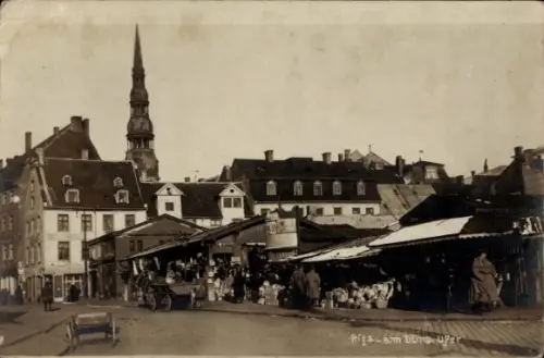 Foto Ak Riga Lettland, am Düna-Ufer, Marktstände