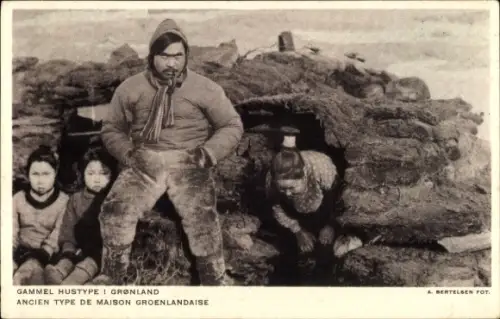 Ak Umanak Grönland, Ein Grönländer mit Familie vor einer Steinhütte.