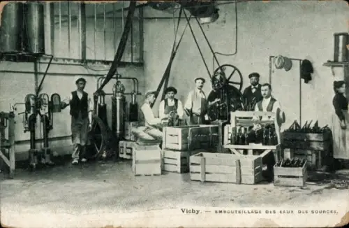 Ak Vichy Allier, Embouteillage des Eaux des Sources, Arbeiter, Abfüllanlage