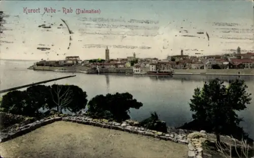 Ak Rab Arbe Kroatien, Kurort Arbe-Rab (Dalmatien), Hafen, Stadtansicht, Kirchtürme