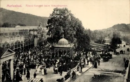 Ak Mariánské Lázně Marienbad Region Karlsbad, Abend-Konzert beim Kreuzbrunnen