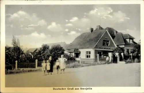 Ak Svojetín Swojetin Mittelböhmen,  Dorfstraße, Wohnhaus mit Giebel, Gruppe von Personen