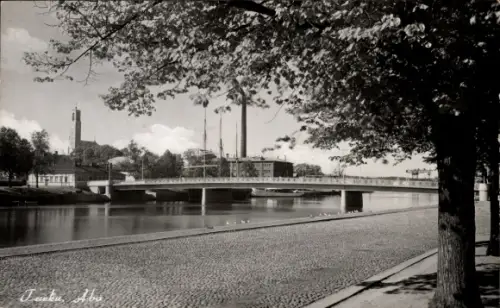 Ak Turku Åbo Finnland, Turku, Aba (Åbo), Brücke, Flussufer, Fabrikschornsteine, Kirchturm