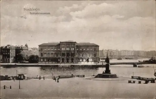 Ak Stockholm Schweden,  Nationalmuseum, Museumsgebäude am Wasser, Denkmal/Brunnen