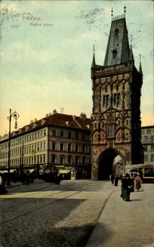 Ak Praha Prag, Partie am Pulverturm, Straßenbahn, Passanten