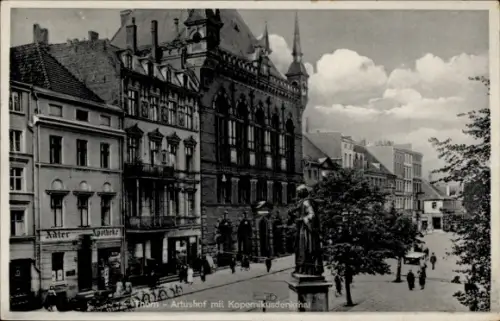 Ak Toruń Thorn Westpreußen, Apotheke, Artushof mit Kopernikusdenkmal