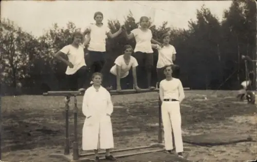 Foto Ak Menschen beim Turnen, Turner