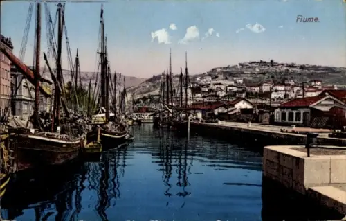 Ak Rijeka Fiume Kroatien, Fiume, Hafen mit Segelschiffen, Kai, Hafenbecken, Stadt am Hügel