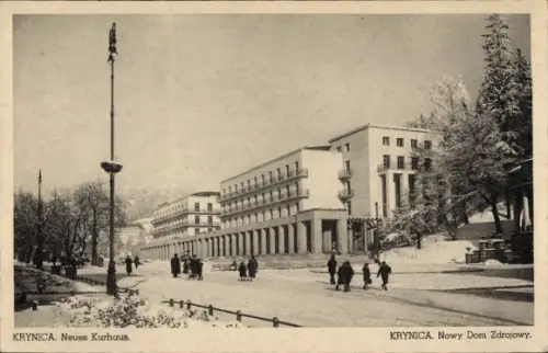 Ak Krynica Polen, Neues Kurhaus im Winter mit Passanten