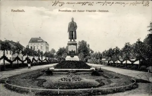 Ak Rawicz Rawitsch Posen, Promenade mit Kaiser Friedrich-Denkmal