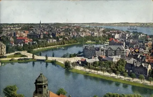 Ak Kiel, Kiel vom Rathausturm, Stadtsilhouette, Kieler Förde, Stadthafen mit Schiffen