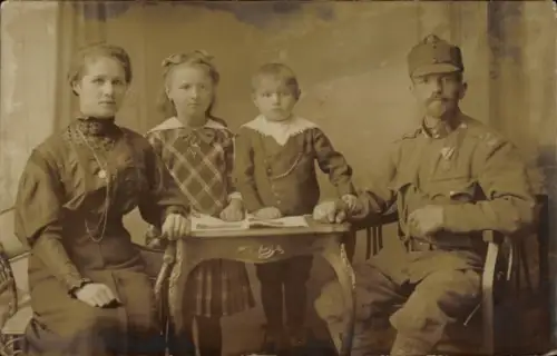Foto Ak Chemnitz, deutscher Soldat in Uniform mit Frau und Kindern am Tisch, Familienportrait
