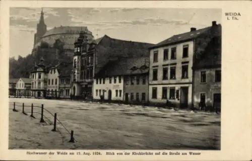Ak Weida in Thüringen, Hochwasser 1924, Blick von der Kirchbrücke auf die Straße am Wasser