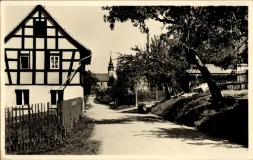 Ak Hilbersdorf in Sachsen, Straßenpartie, Fachwerkhaus