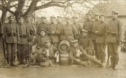 Foto Ak Hepberg in Oberbayern, Soldaten in Uniform