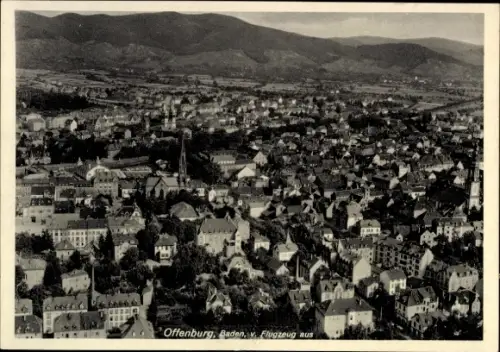 Ak Offenburg in Baden Schwarzwald, Luftaufnahme von  Baden, viele Häuser, Berge im Hintergrund