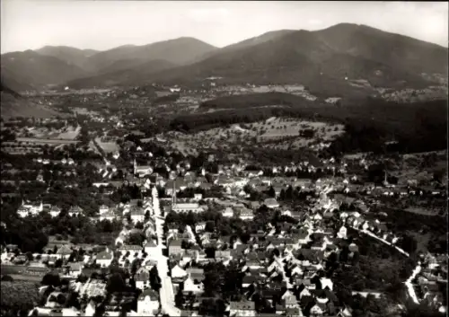 Ak Müllheim in Baden Markgräflerland, Luftaufnahme von  Hochblauen im Hintergrund, viele Häuser, 