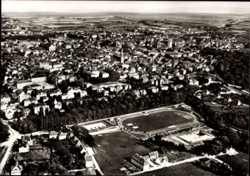 Ak Landau in der Pfalz, Gartenstadt  Stadion mit Laufbahn, Stadtpanorama