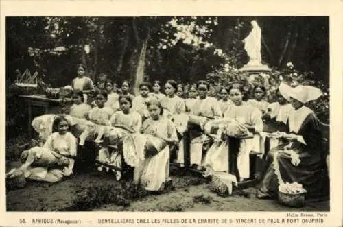 Ak Fort Dauphin Tolagnaro Madagaskar, Dentellières, Klöpplerinnen, St. Vincent de Paul