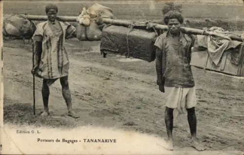 CPA Antananarivo Tananarive Madagaskar, Porteurs de Bagages
