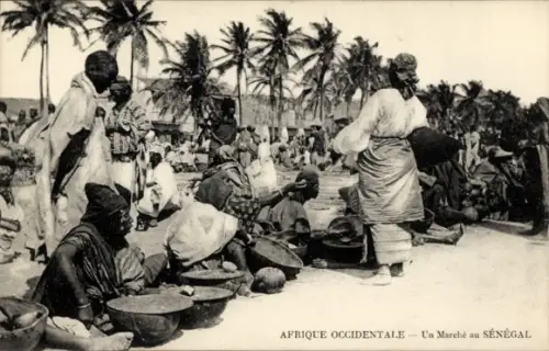 Ak Senegal, Ein Markt, Männer und Frauen bieten Waren an 