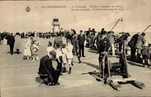 Ak Blankenberghe Blankenberge Westflandern, Pier, Fischer repariert seine Netze
