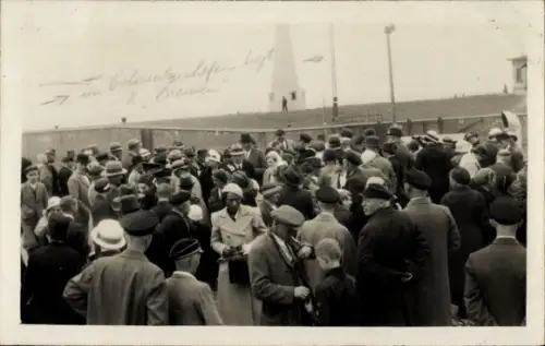 Foto Ak Bremerhaven, Getümmel am Hafen