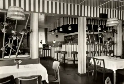 Ak Ostseebad Ückeritz auf Usedom, Uckeritz, Gaststätte Strandklause, Innenansicht, Theke, Barhock