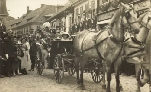 Ak Blankenburg am Harz, Einzug des Herzogs Ernst August von Braunschweig, Kutsche
