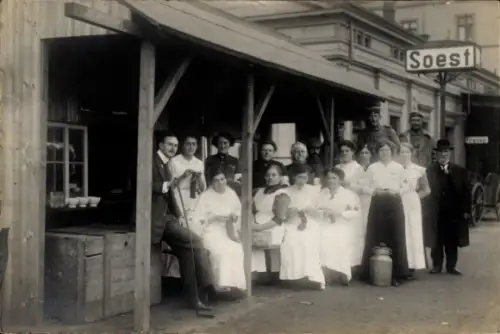 Foto Ak Soest in Westfalen, Gruppenbild, Frauen, Sanitäter, Soldaten