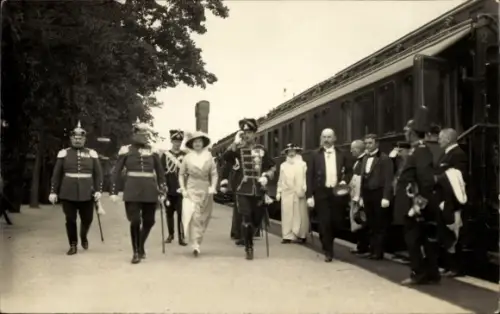 Foto Ak Blankenburg am Harz, Herzog Ernst August von Braunschweig, Viktoria Luise,Empfang am Bahnhof