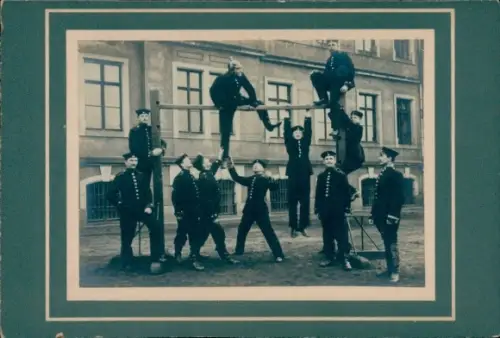 Foto Dresden, deutsche Soldaten in Uniform beim Turnen am Reck, Dienstzeit 1903