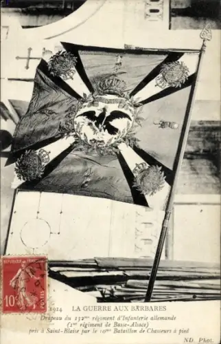 CPA La Guerre aux Barbares, Drapeau du 132 regiment d'Infanterie allemande