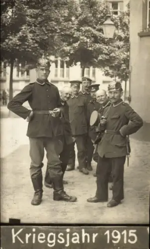 Foto Ak Deutsche Soldaten in Uniformen, Kriegsjahr 1915