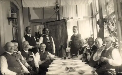 Foto Ak Menschengruppe, Männer am Tisch, Teller, Bier