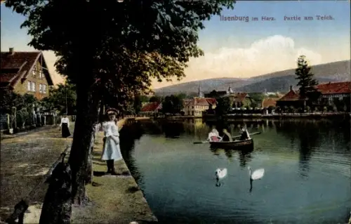 Ak Ilsenburg am Nordharz, Partie am Teich, Ruderboot, Häuser, Schwäne