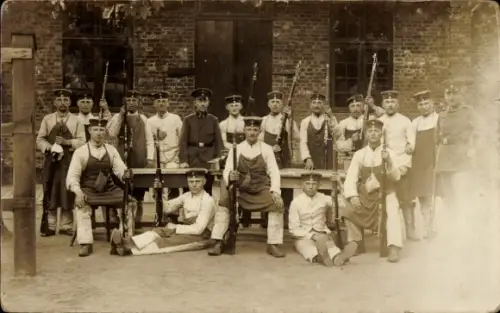 Foto Ak Deutsche Soldaten in Uniform, Gruppenfoto, Kaiserzeit