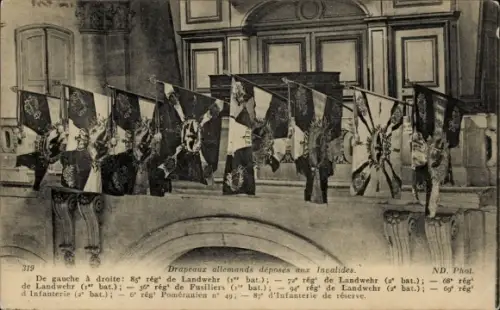 CPA Drapeaux allemands deposes aux Invalides