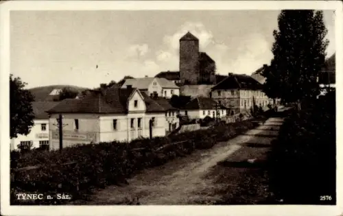 Ak Týnec nad Sázavou Teinitz an der Sasau Mittelböhmen, Häuser, Straße
