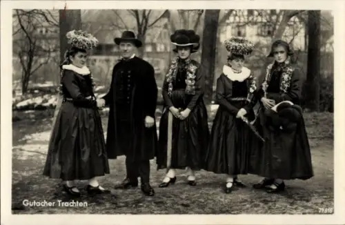 Ak Gutacher Trachten, Schwarzwaldbahn, Frauen, Mann