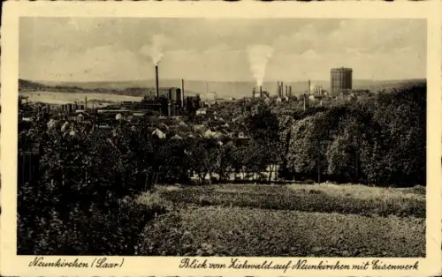 Ak Neunkirchen im Saarland, Blick vom Kichwald auf Neunkirchen mit Eisenwerk