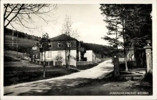 Ak Geising Altenberg im Erzgebirge, Jugendherberge  Straßenansicht, Gebäude am Waldrand, Einfahrt