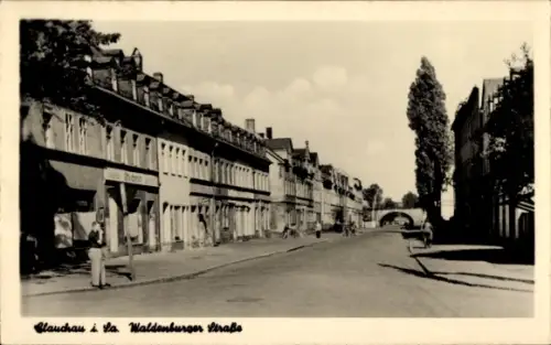 Ak Glauchau an der Zwickauer Mulde Sachsen, Strassenansicht Waldenburger Straße, Passanten, Häuser