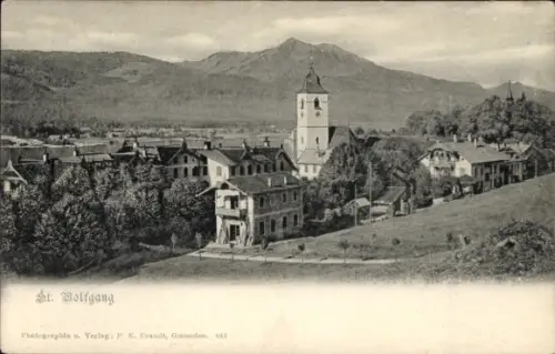 Ak St. Wolfgang am Wolfgangsee Oberösterreich,  Ortsansicht mit Kirchturm, Bergpanorama, Verlag F