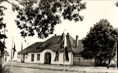 Ak Trassenheide, Partie am Bahnhof, Fahnen