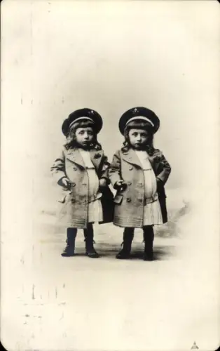 Ak Zwei Mädchen in Uniform